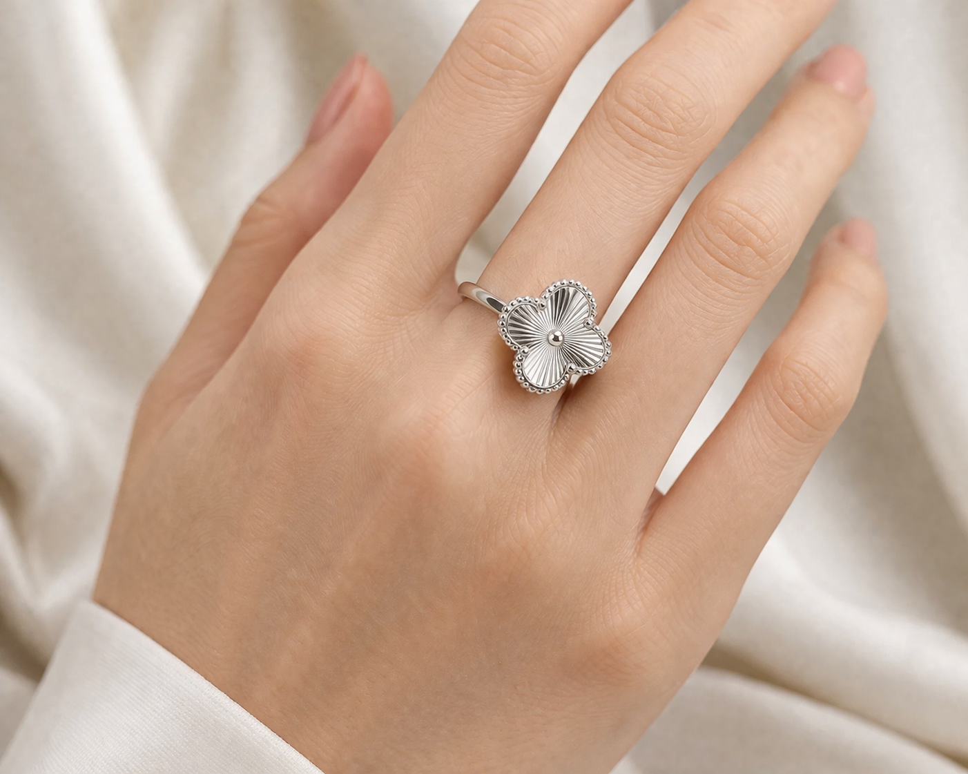 Lumière Clover Ring