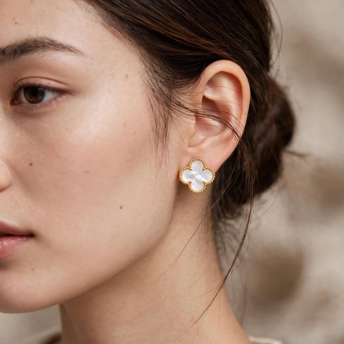 Luxe Clover Signature Earrings – White Pearl