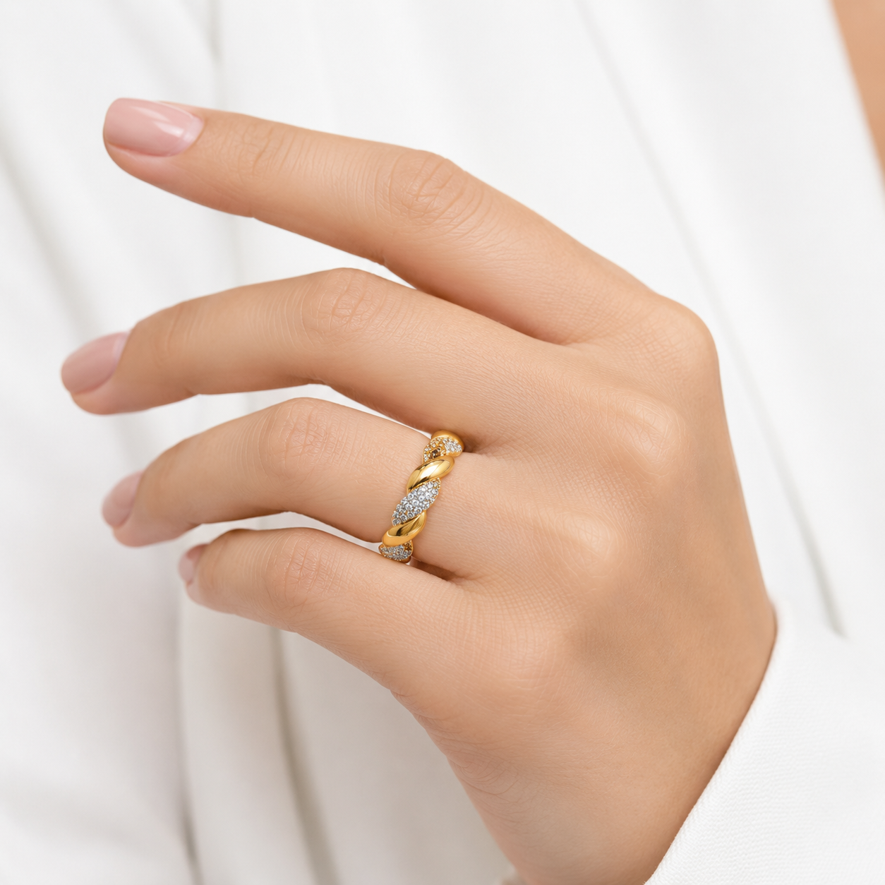 Twisted Pavé Adjustable Ring