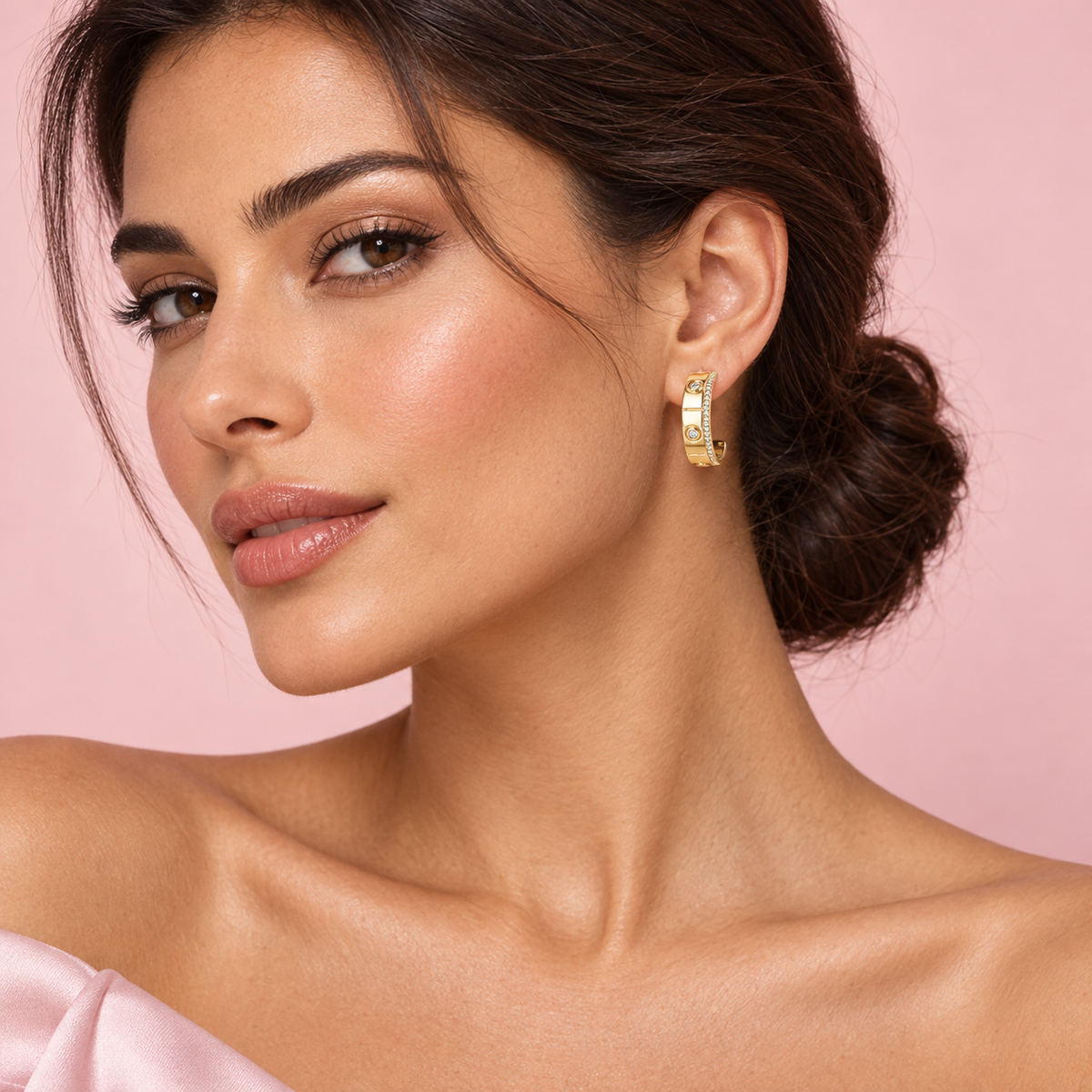 The Éclat Gold Curved Stud Earrings