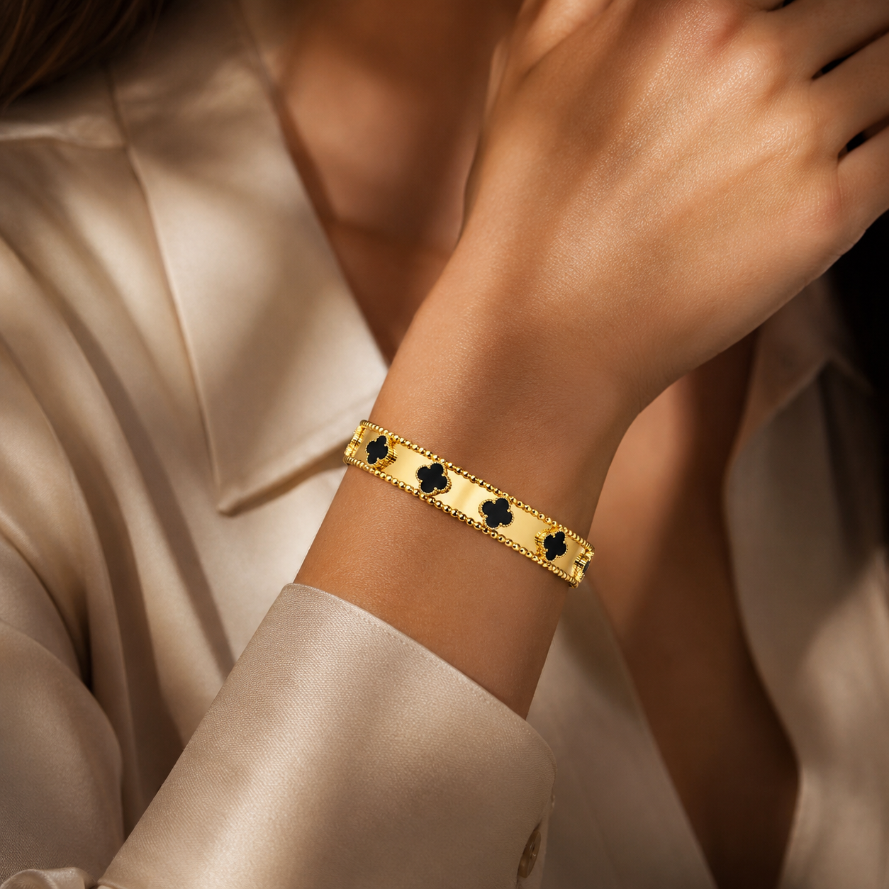 Noir Clover Bangle