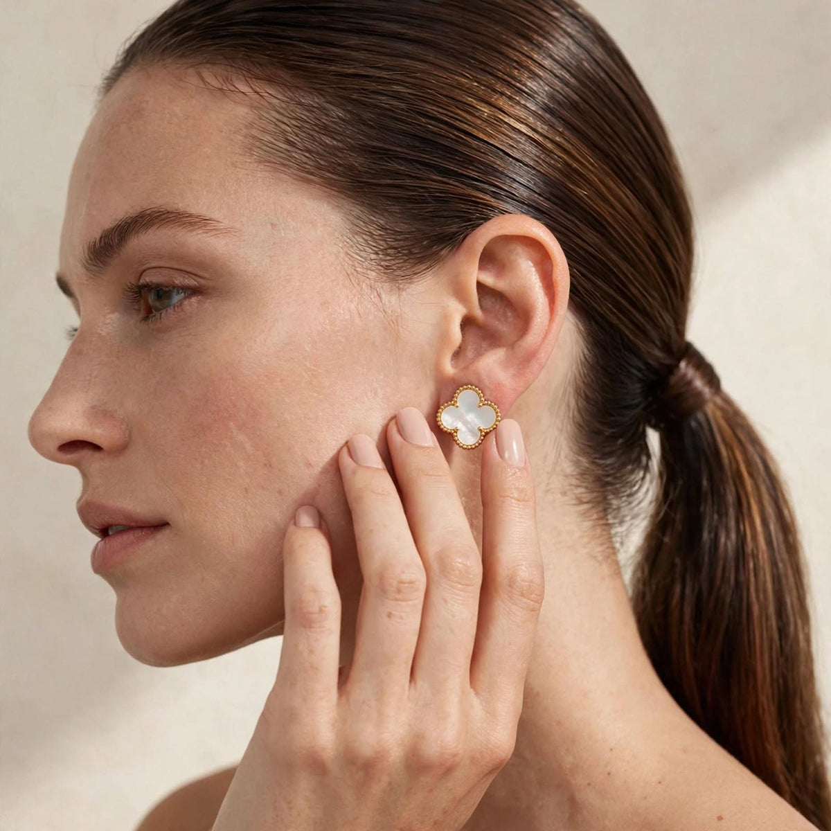 Luxe Clover Signature Earrings – White Pearl