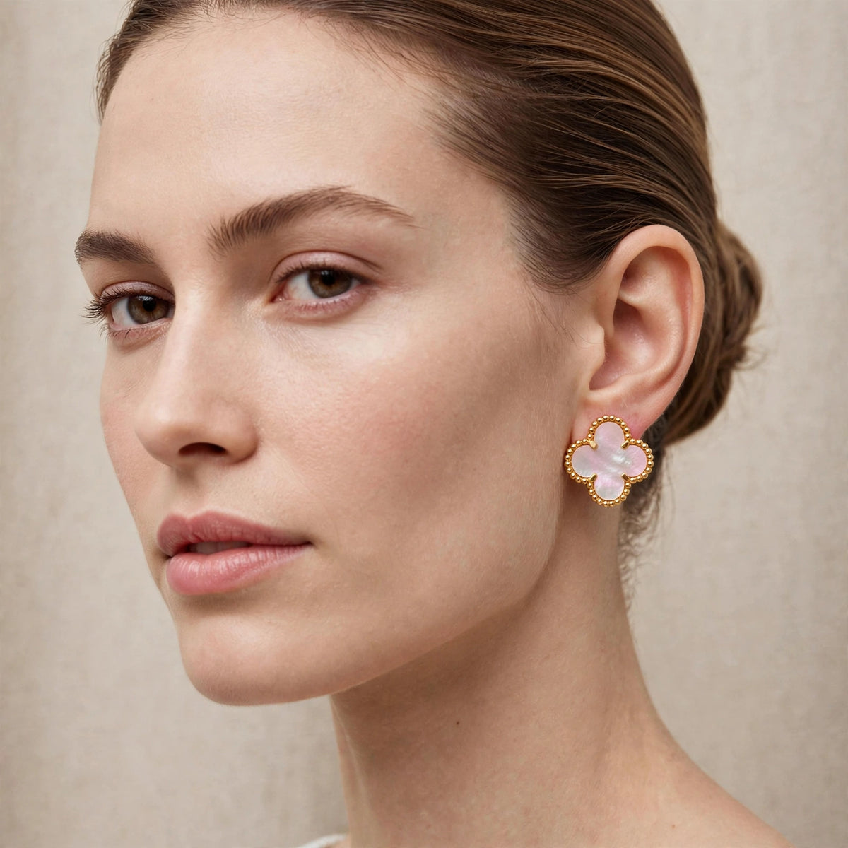 Luxe Clover Signature Earrings – Pink Pearl