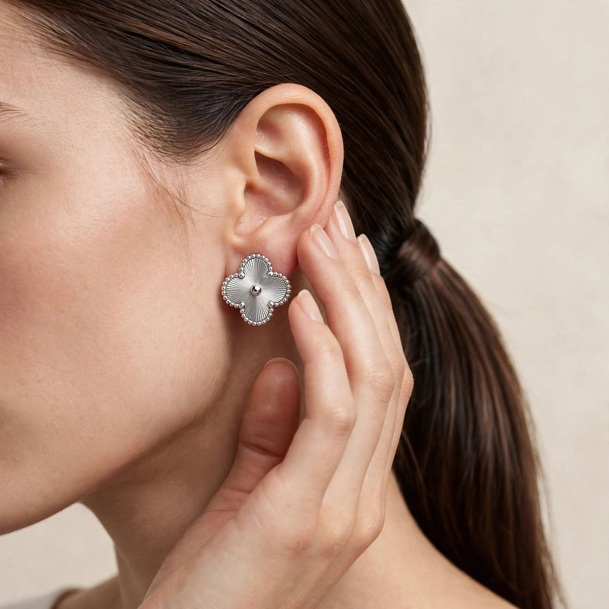 Luxe Clover Signature Earrings – Silver