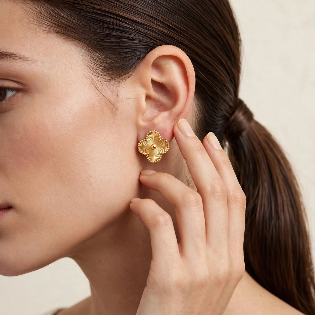Luxe Clover Earrings – Gold Radiance