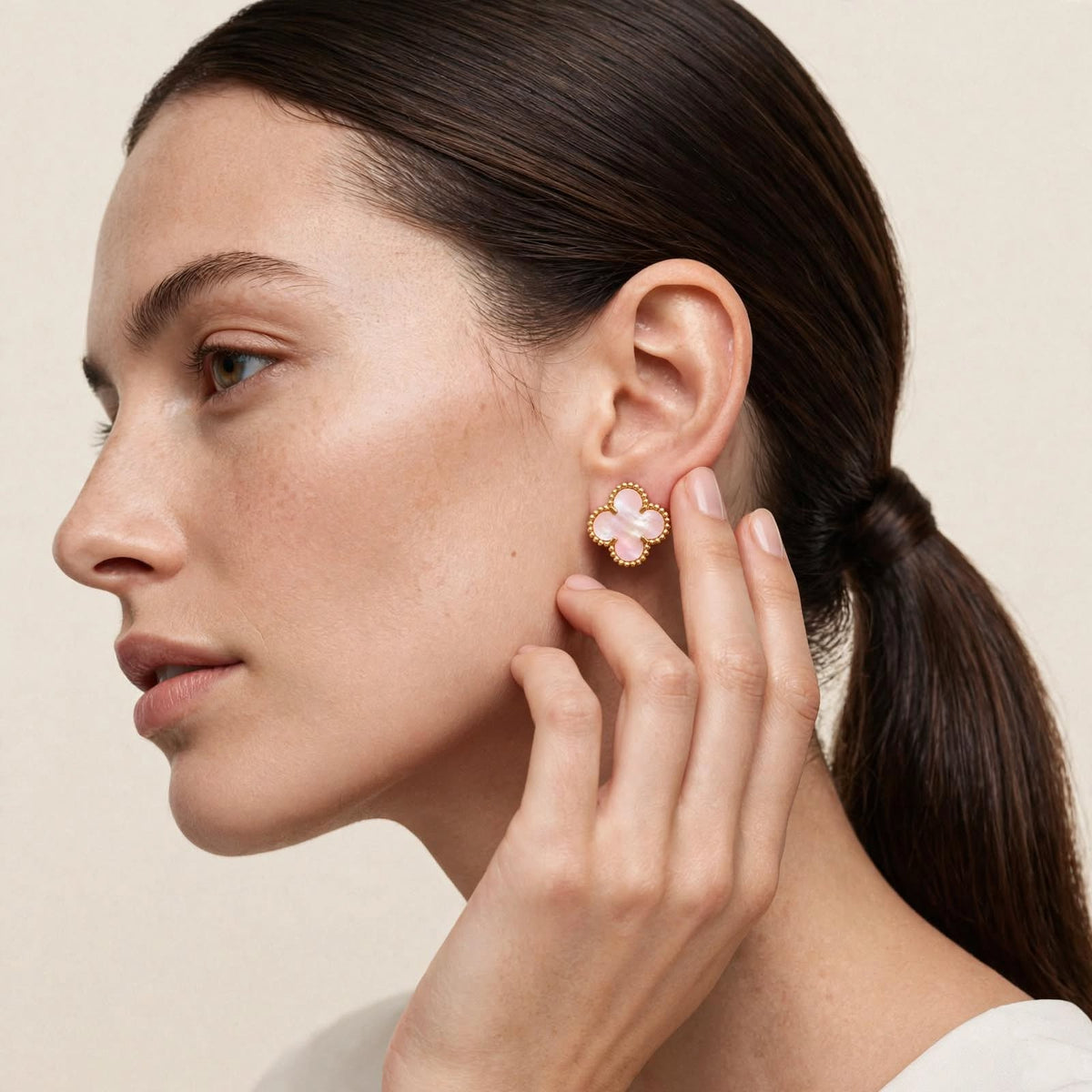 Luxe Clover Signature Earrings – Pink Pearl