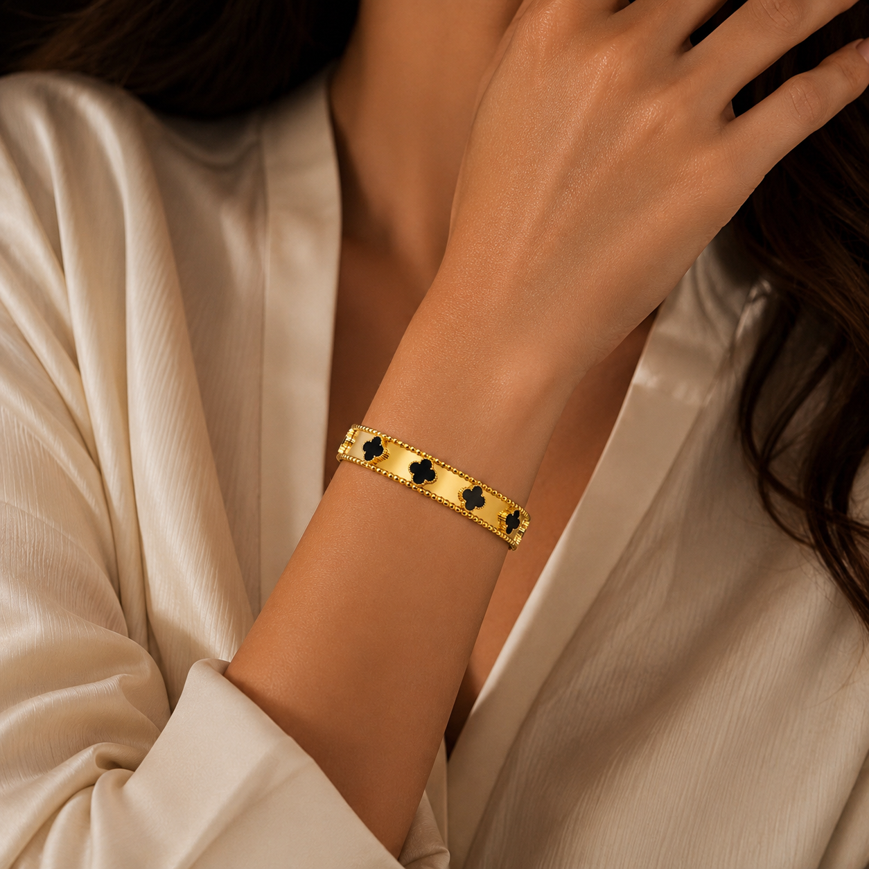 Noir Clover Bangle