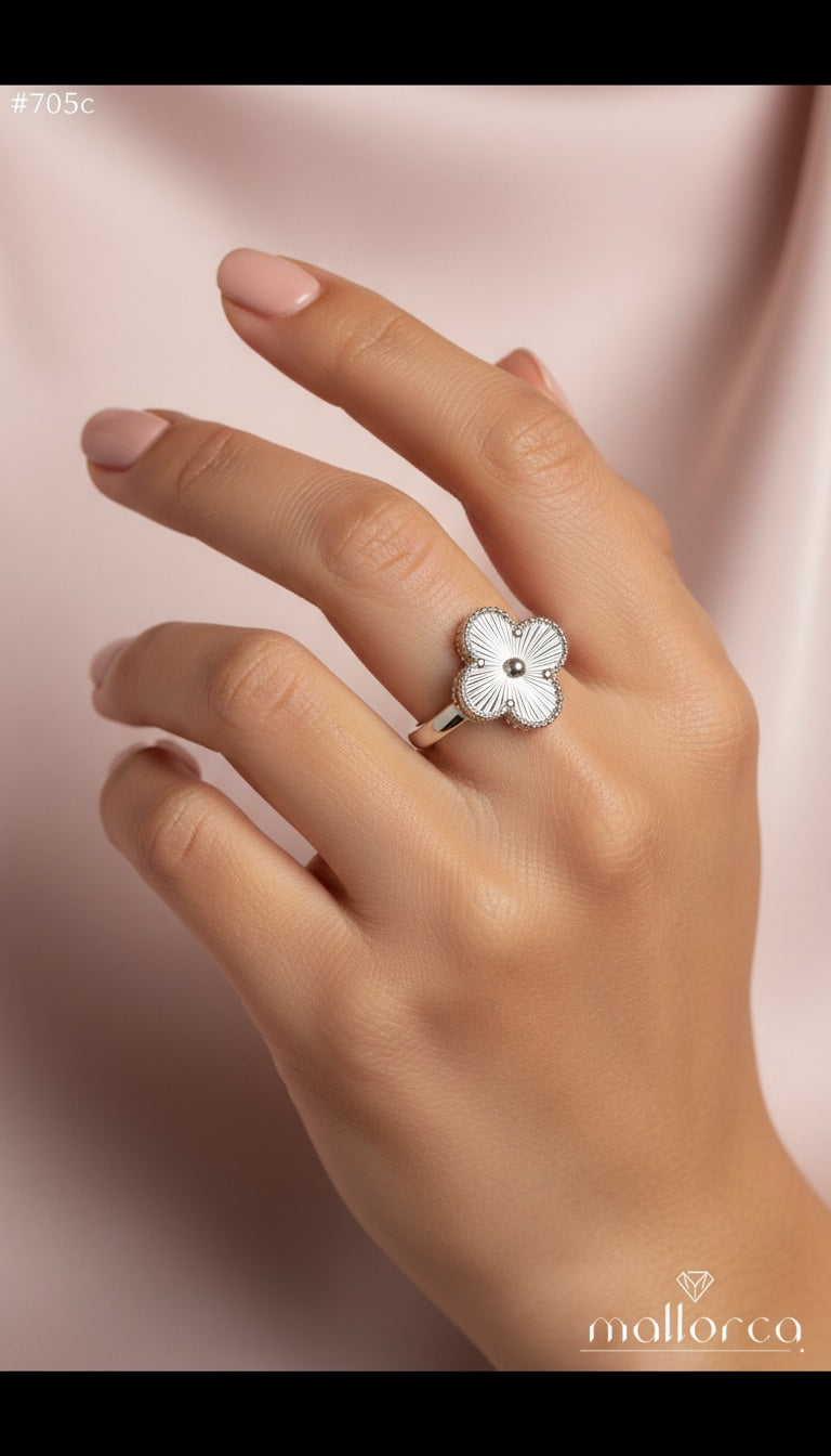 Lumière Clover Ring