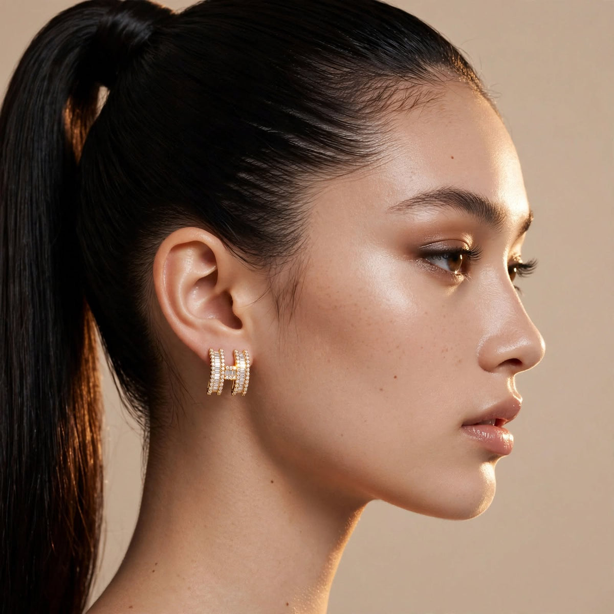 Éclat H Stud Earrings