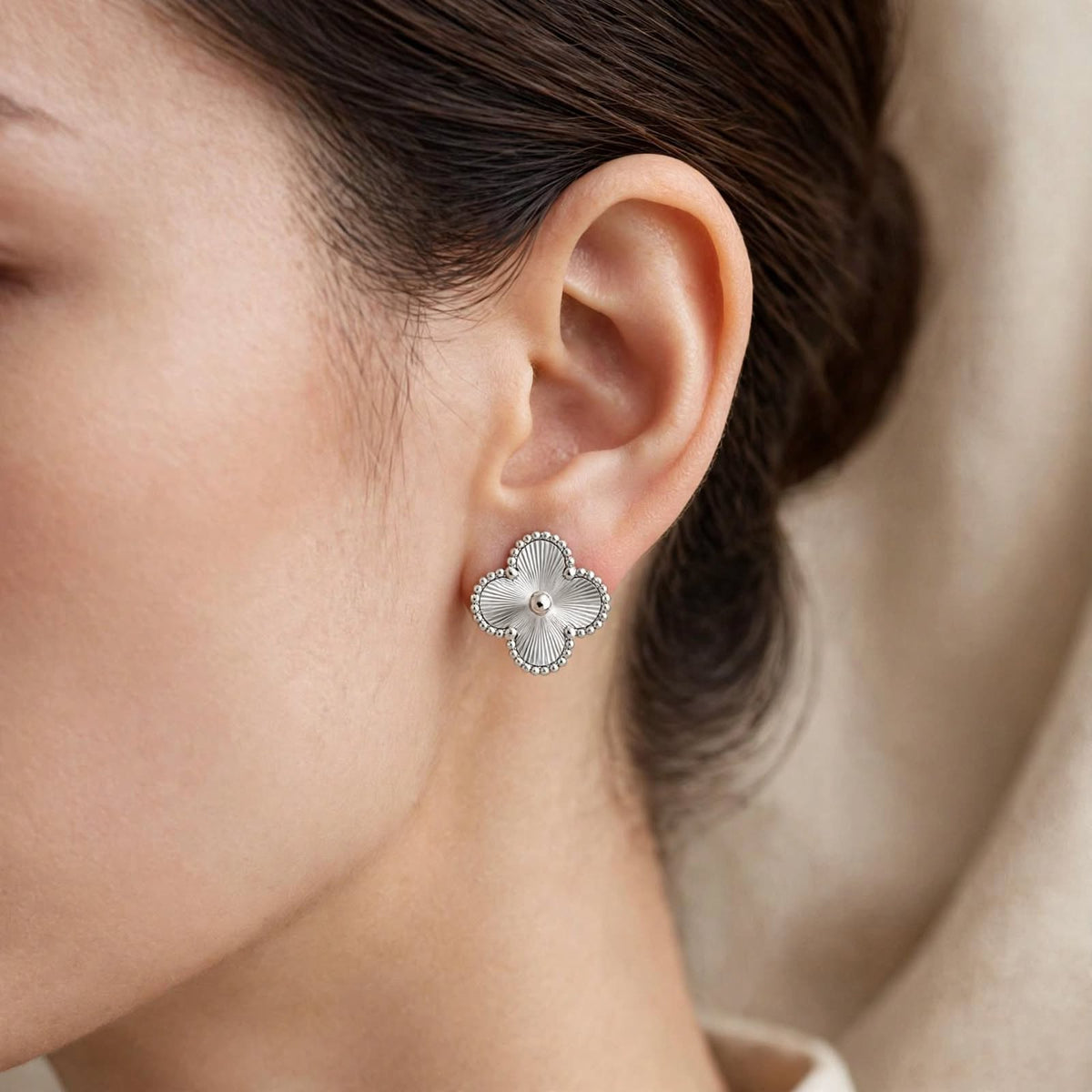 Luxe Clover Signature Earrings – Silver