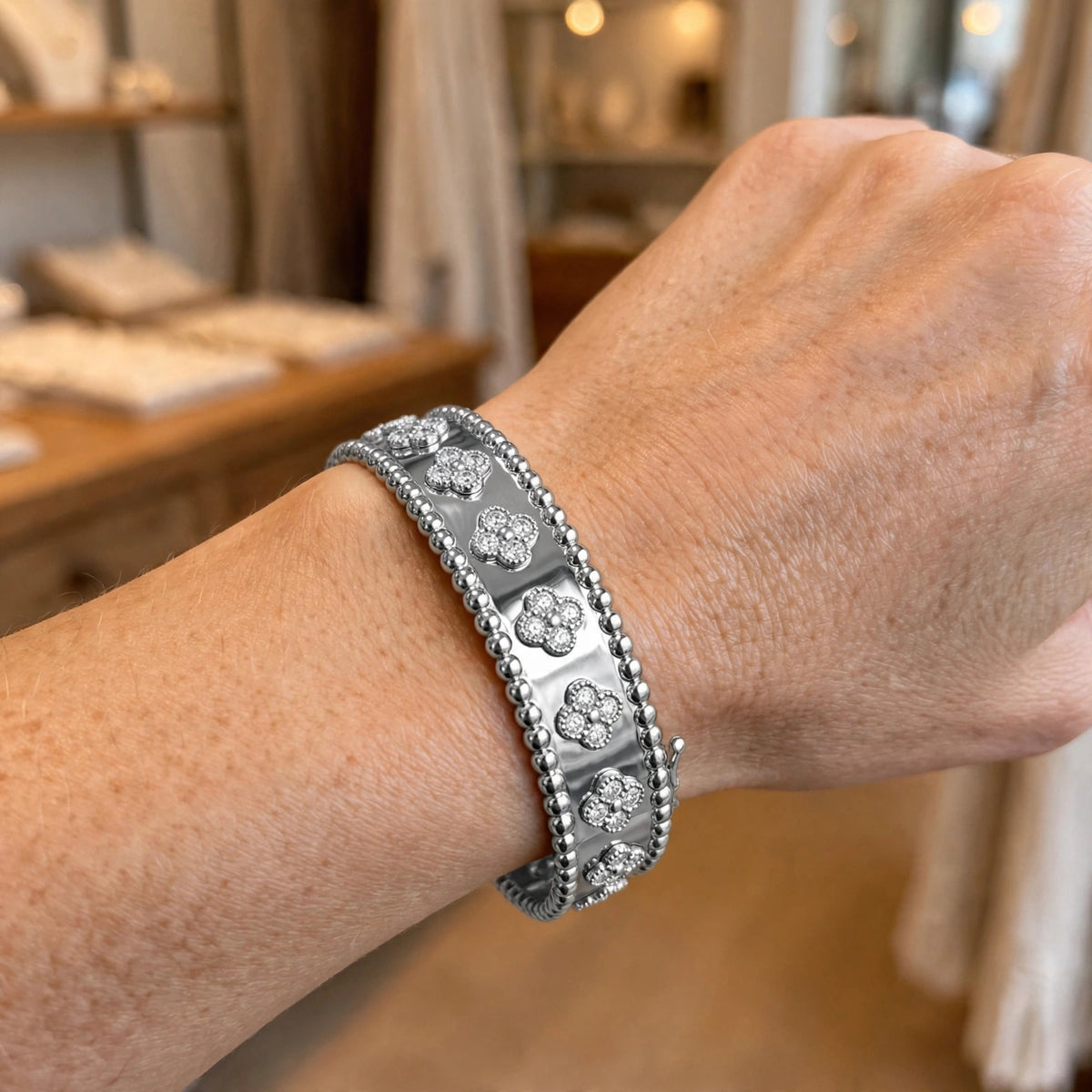 Celeste Clover Bangle – Silver