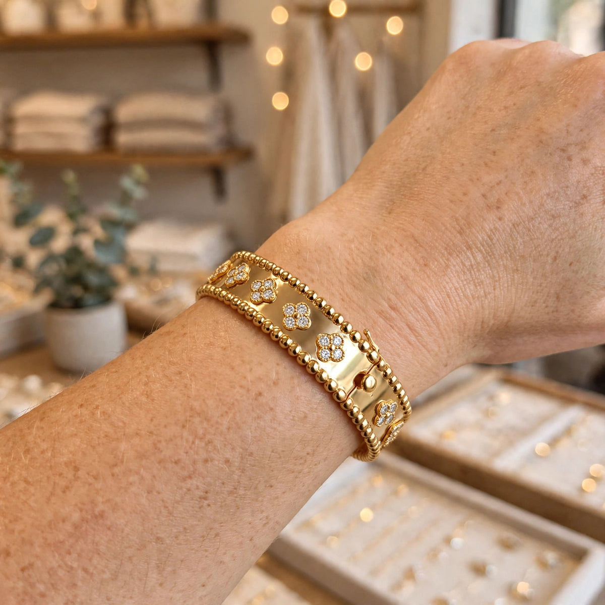 Celeste Clover Bangle – Gold